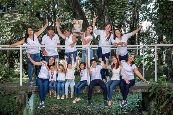 Hace más de 25 años, una mujer valiente y trabajadora, doña Grace Gómez Rojas, decidió dar un giro a su vida. Con el deseo de apoyar a su esposo, don Fidel Chacón Picado, en la crianza y educación de sus 7 hijas, encontró en las tortillas de maíz una oportunidad dorada.  No solo buscaba generar ingresos, sino también inculcar en sus hijas el valor del esfuerzo y la importancia de que todo lo que se logra tiene su precio.